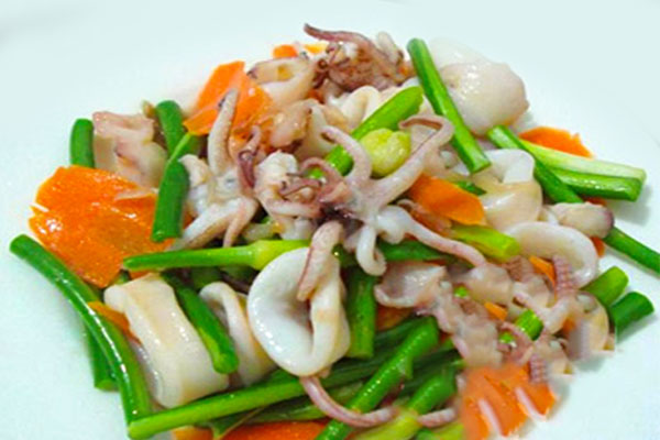 Ngồng tỏi xào mực giòn sần sật, đậm đà hương vị biển cả.