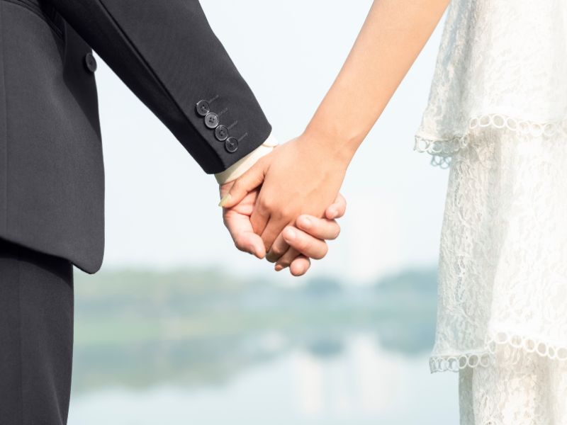 Người phụ nữ trầm tư nhớ về bạch nguyệt quang, ảnh hưởng đến mối quan hệ hiện tại