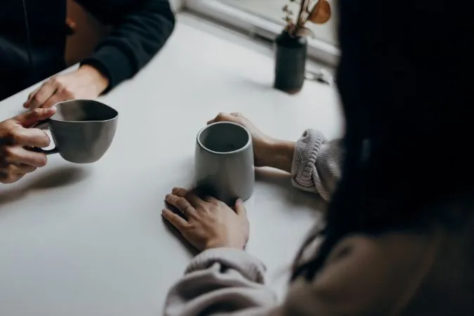 Học hỏi kinh nghiệm từ người khác giúp hiểu rõ hơn về hệ quả của việc 'nhúng chàm là gì'