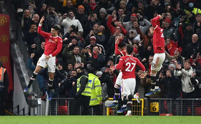 Hình ảnh Cristiano Ronaldo thực hiện động tác "Siu" nổi tiếng, thể hiện niềm vui chiến thắng