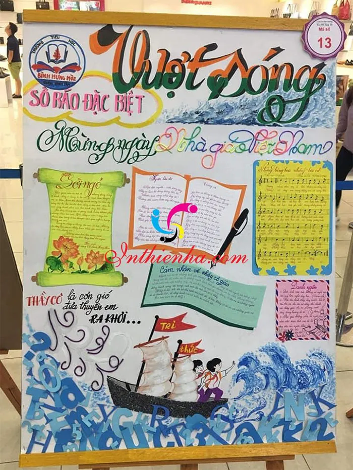 Mẫu báo tường 20/11 được trang trí công phu với nhiều màu sắc và hình vẽ ấn tượng.