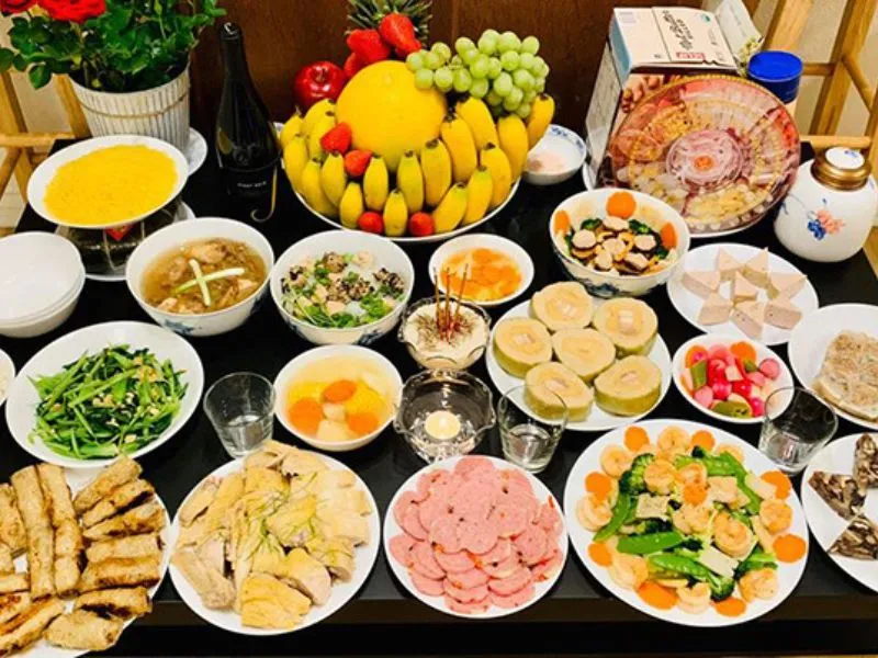 Mâm cúng tân niên truyền thống của gia đình Việt với xôi gà, bánh chưng và hoa quả, thể hiện lòng thành kính dâng lên tổ tiên và cầu mong bình an