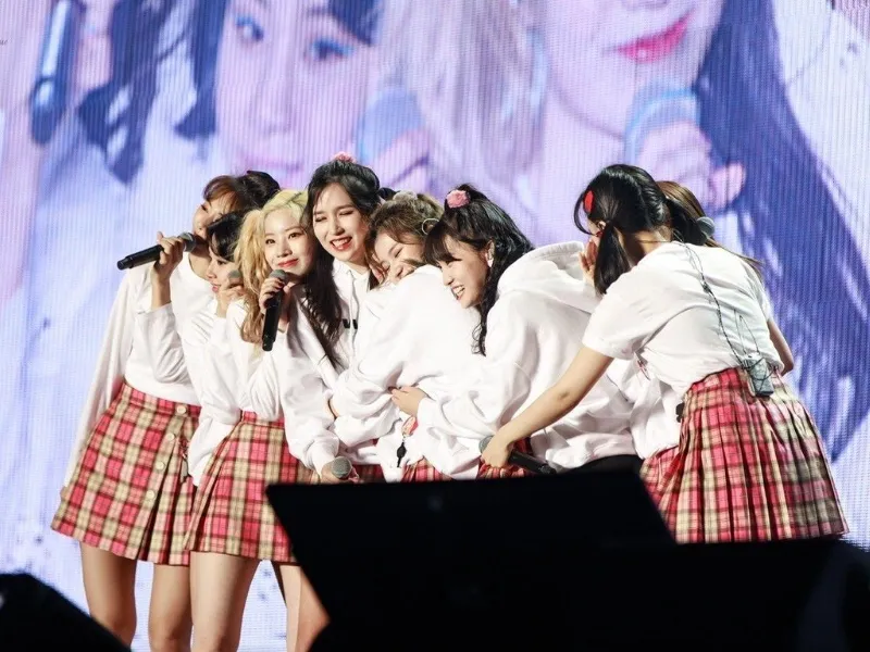 Hai nam thần tượng Kpop thực hiện Skinship bằng cách khoác vai thân thiết, thể hiện tình bạn và sự gắn kết bền chặt giữa các thành viên trong nhóm nhạc.