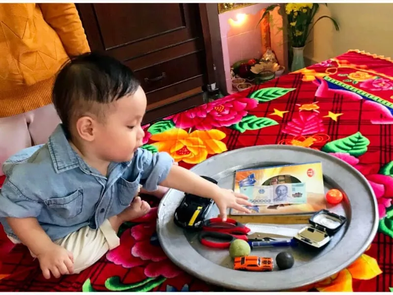 Giải mã ý nghĩa các món đồ bé bốc trong tiệc cúng thôi nôi