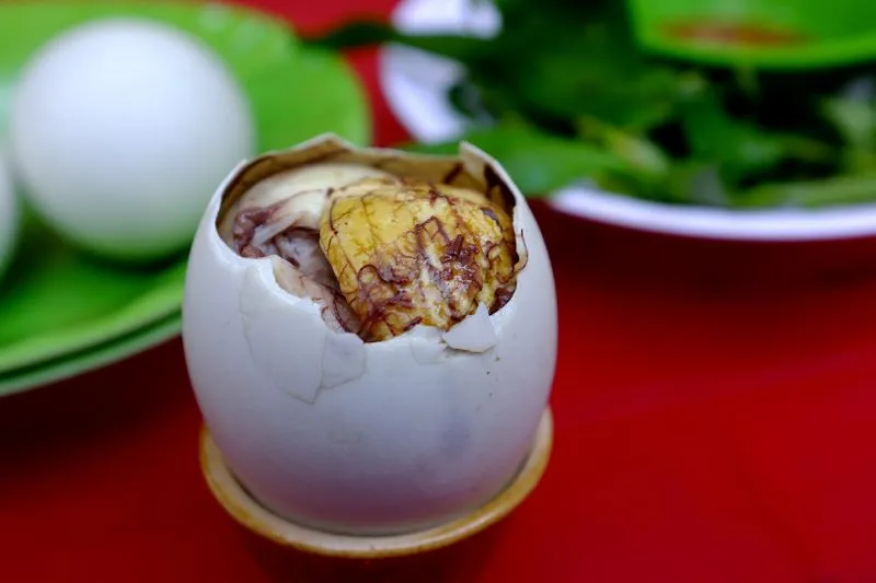 Tránh ăn trứng vịt lộn vào mùng 1 đầu tháng để không gặp phải sự lộn xộn, xáo trộn.