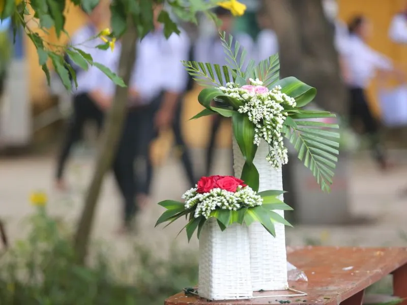 Mẫu cắm hoa 20/11 thanh lịch với hoa lily và hoa hồng pastel