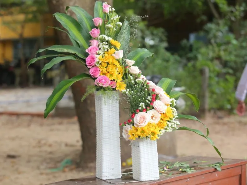 Giỏ hoa tươi rực rỡ với hoa hướng dương, hồng và các loại hoa nhỏ khác