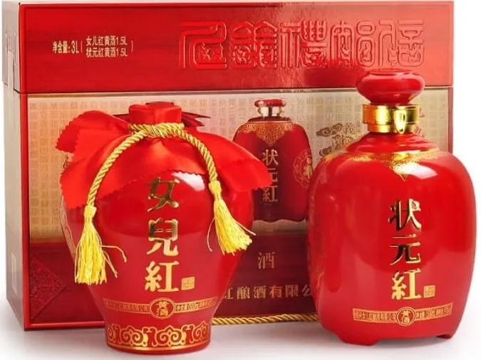 Hình ảnh những vò rượu truyền thống, biểu trưng cho nữ nhi hồng và trạng nguyên hồng, mang ý nghĩa may mắn cho con cái