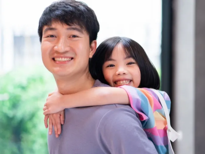 Hình ảnh bình rượu mơ truyền thống, biểu tượng cho giá trị trân quý của con gái trong gia đình