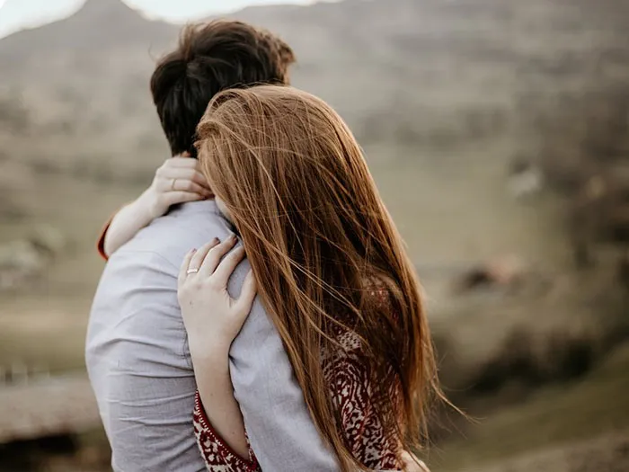 ý nghĩa cái ôm ghì chặt qua cổ của những người đang yêu