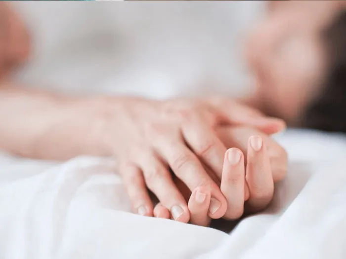 tư thế nắm tay khi ngủ thể hiện sự bình yên và bền vững của tình yêu