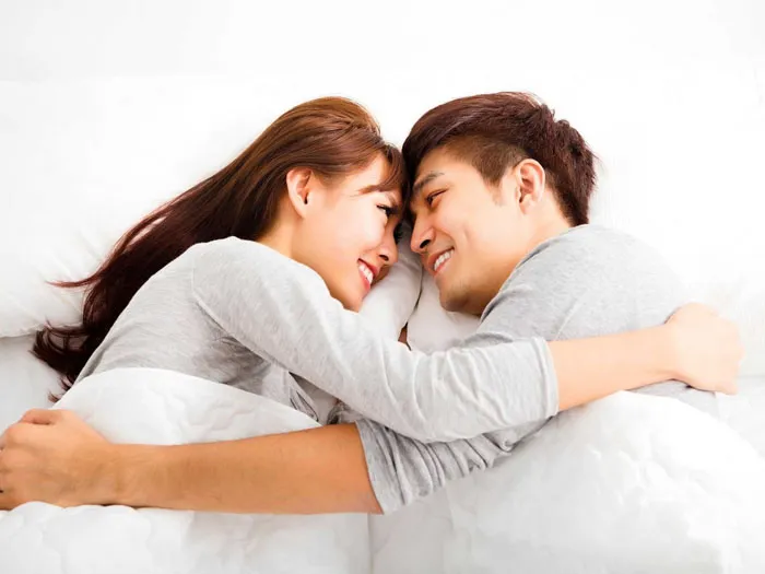 cặp đôi ôm chặt mặt đối mặt khi ngủ, dấu hiệu của tình yêu nồng cháy