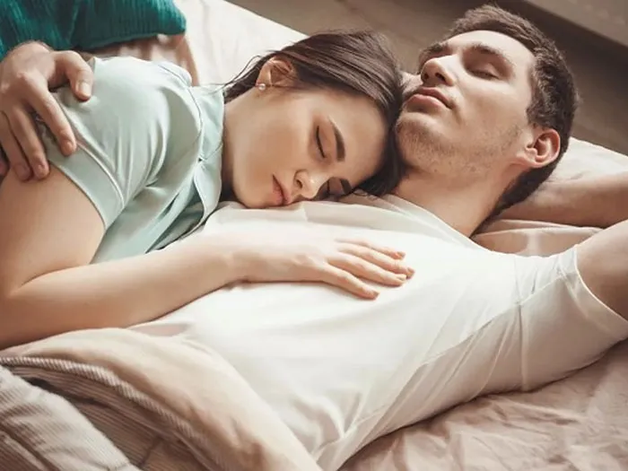 dựa đầu vào ngực khi ngủ, thể hiện sự an toàn và tin tưởng trong mối quan hệ