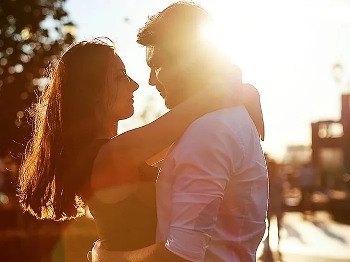 kết nối tâm hồn qua cách ôm người yêu vừa ôm vừa nhìn thẳng vào mắt nhau