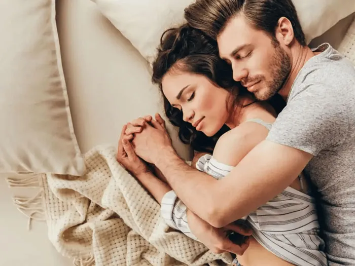 cách ôm khi ngủ từ phía sau thể hiện sự bảo vệ và tình yêu ngọt ngào