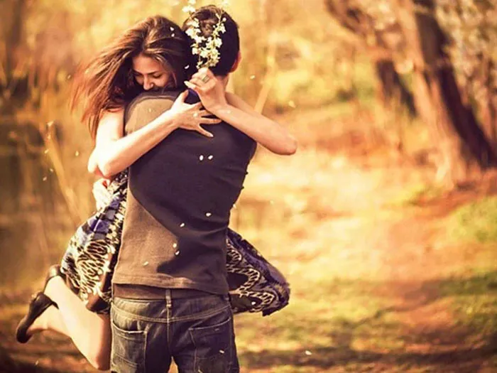 cách ôm nhấc bổng biểu tượng của đam mê mãnh liệt trong tình yêu