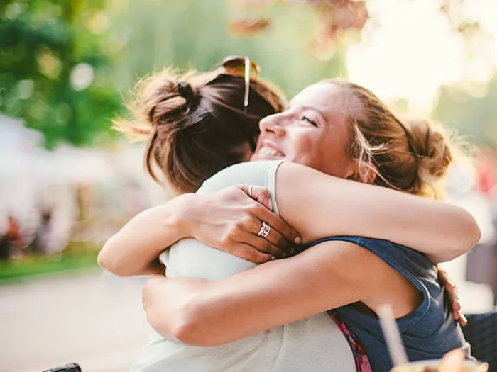 cách ôm qua vai thường thấy giữa bạn bè, biểu tượng của sự đồng hành