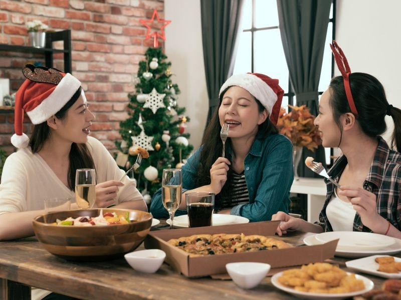 Tổ chức tiệc Giáng sinh mang đến nhiều niềm vui cho mọi người - Ảnh: Canva