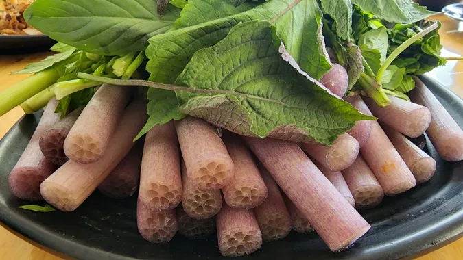Rau bông súng tươi xanh ăn kèm lẩu cá nâu trái giác của Cô Tư Cà Mau