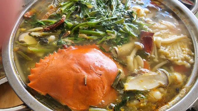 Món lẩu cua chanh dây độc đáo, hương vị lạ miệng của Cô Tư Cà Mau