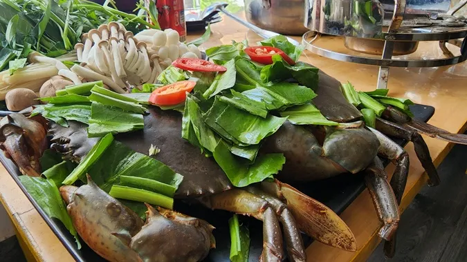 Món cua Cà Mau tươi ngon, thịt chắc tại nhà hàng Cô Tư Cà Mau