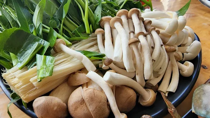 Lẩu cua chanh dây hấp dẫn ăn kèm nấm, đậm đà hương vị Cà Mau