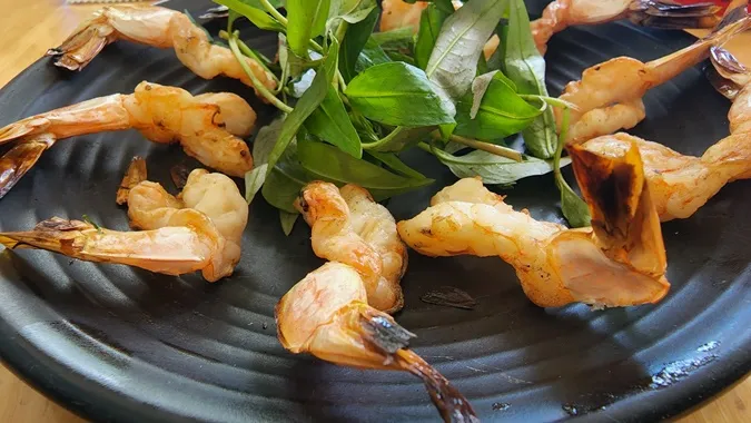 Món tôm thẻ đuôi đỏ một nắng trứ danh, đặc sản Cà Mau tại Cô Tư Cà Mau