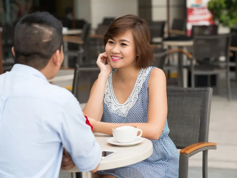 Hẹn hò ở quán cà phê là một ý tưởng đi date thích hợp cho các cặp đôi tìm hiểu nhau