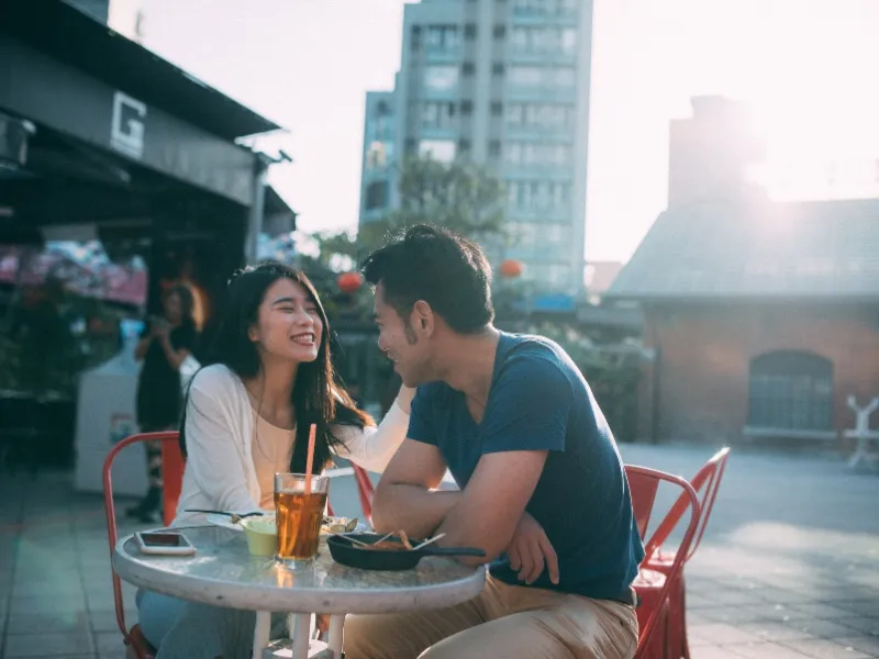Cùng nhau dạo phố và trò chuyện sẽ giúp hai bạn gần nhau hơn