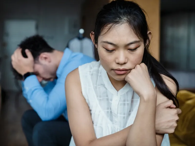 Người phụ nữ cô đơn, bị bỏ rơi, minh họa dấu hiệu tổn thương tinh thần do Silent Treatment gây ra