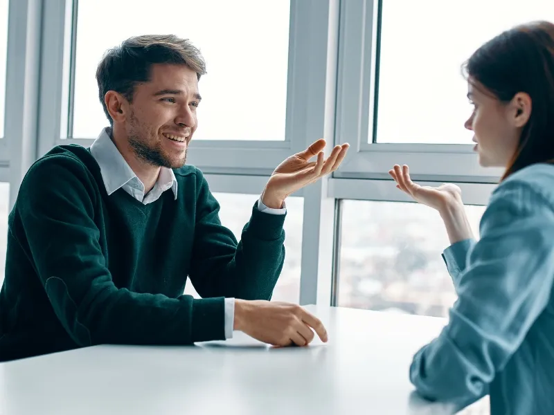 Hai bàn tay đang cố gắng chạm vào nhau nhưng bị ngăn cách bởi một tấm kính, tượng trưng cho rào cản giao tiếp trong Silent Treatment