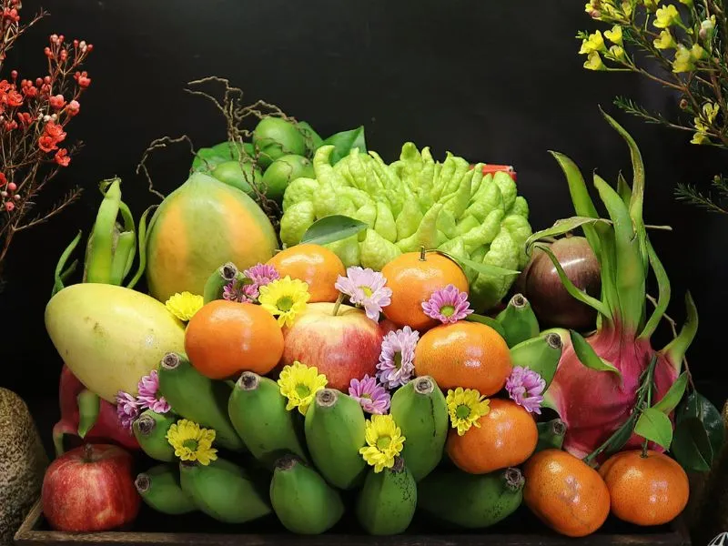 Lễ vật cúng mùng 1 tháng 12 Âm lịch với hoa quả tươi và bánh kẹo