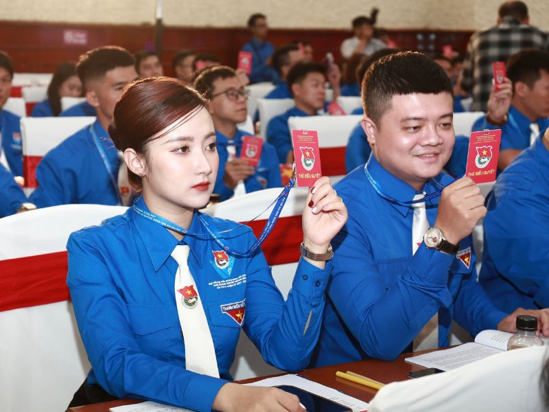 Hình ảnh các đoàn viên thanh niên đang tham gia một hoạt động tập thể, thể hiện tinh thần đồng hành và xây dựng ước mơ