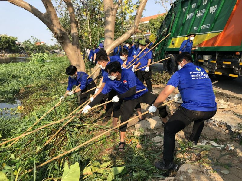 Hình ảnh một nhóm đoàn viên thanh niên đang tham gia hoạt động tình nguyện bảo vệ môi trường, thu gom rác thải