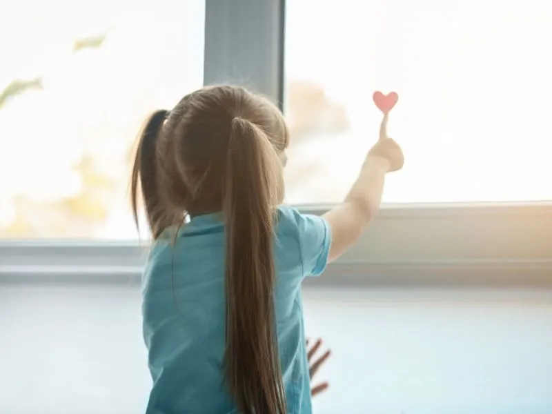 Biểu đồ thể hiện sự gia tăng số lượng trẻ em mắc hội chứng tự kỷ toàn cầu, nhấn mạnh tầm quan trọng của Ngày Thế giới nhận thức về tự kỷ