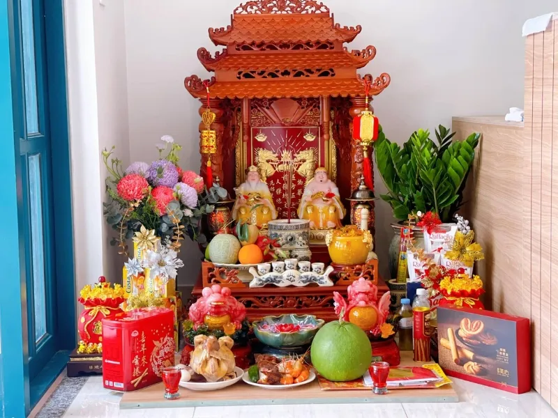 Bàn thờ Thần Tài được sắp xếp trang nghiêm để thực hiện văn khấn giao thừa, cầu mong tài lộc dồi dào