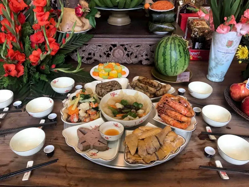 Mâm cúng giao thừa trong nhà ấm cúng, bày biện chu đáo để đón tổ tiên và chư vị thần linh về sum họp