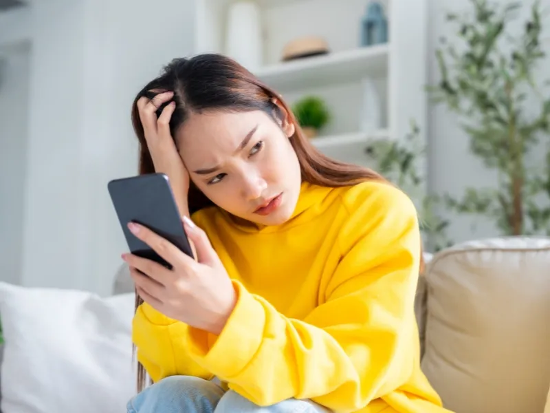 Áp lực xã hội và kỳ vọng từ mạng xã hội thúc đẩy hành vi phông bạt ở giới trẻ và mọi lứa tuổi