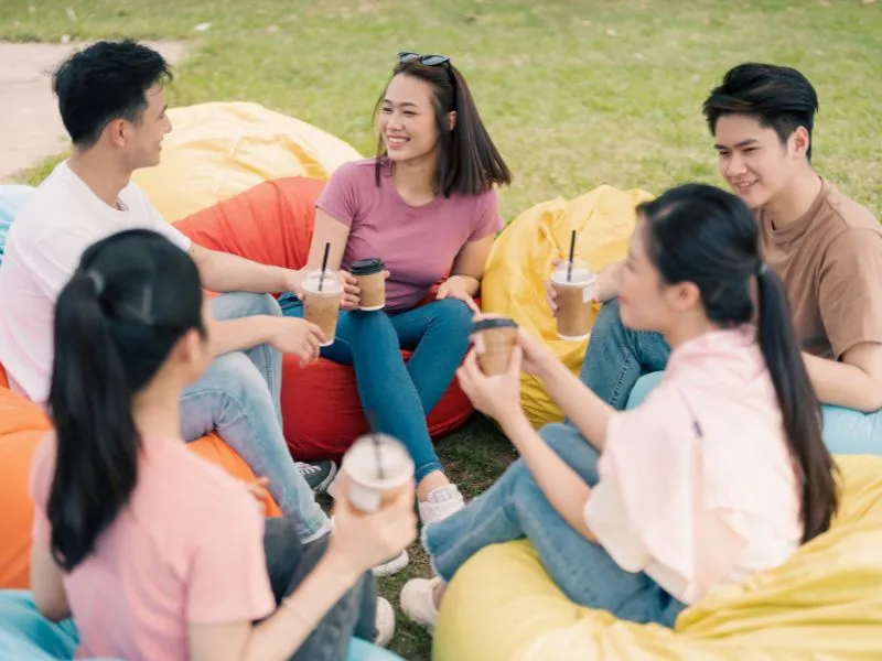 Nhóm bạn trẻ trò chuyện sôi nổi, biểu thị việc thay đổi chủ đề để thoát khỏi tình huống pressing