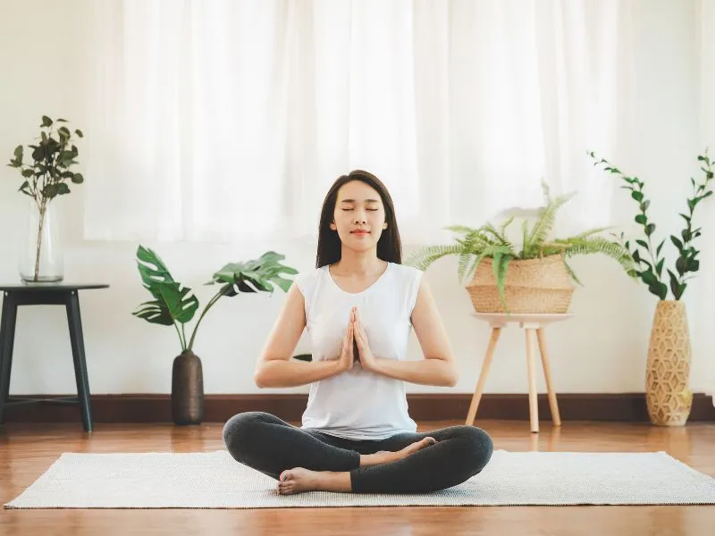 Người trẻ đang thiền định trong tư thế yoga, minh họa phương pháp giữ bình tĩnh khi đối mặt với áp lực