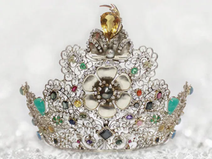 Vương miện Miss Earth, kiệt tác từ vàng, kim cương và đá quý tự nhiên.