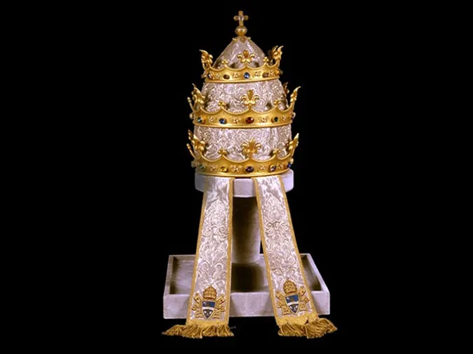 Vương miện Giáo hoàng, biểu tượng quyền lực tối cao của Tòa thánh Vatican.