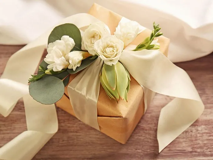 Quà tặng đám hỏi được gói ghém cẩn thận với màu sắc tươi sáng, thể hiện sự trang trọng