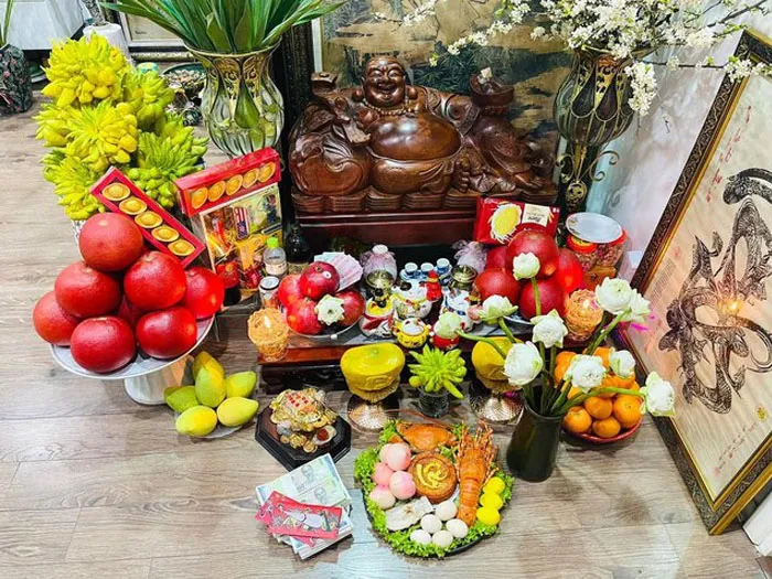 Tiền vàng mã và tiền thật được dùng để cúng Thần Tài, thể hiện lòng thành và mong cầu tài lộc của gia chủ.