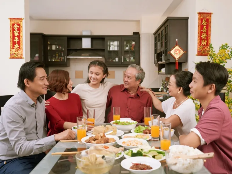 Gia đình quây quần ấm cúng, biểu trưng cho văn hóa ứng xử gia đình và sự sẻ chia