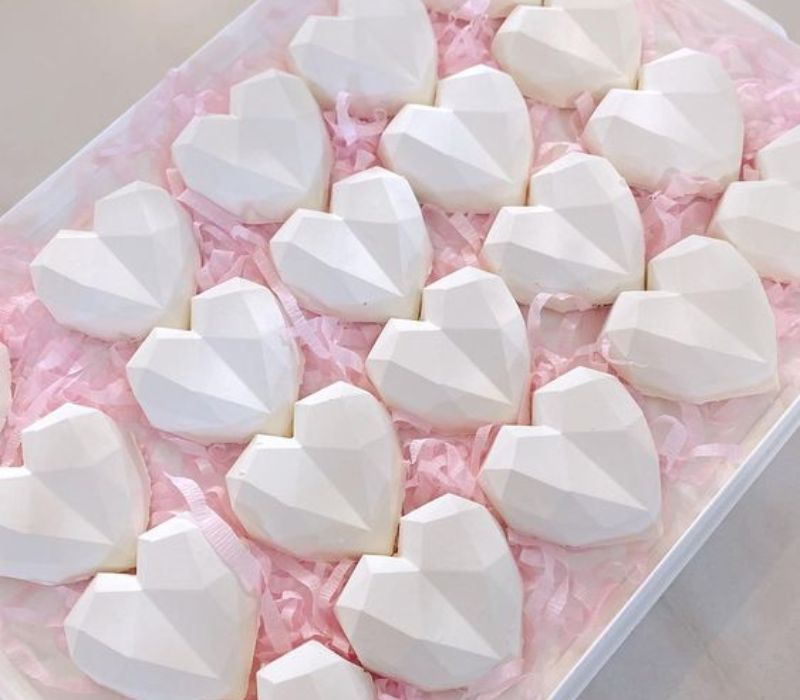 Hộp quà chocolate trắng biểu tượng cho tình yêu và sự hồi đáp ngày 14/3