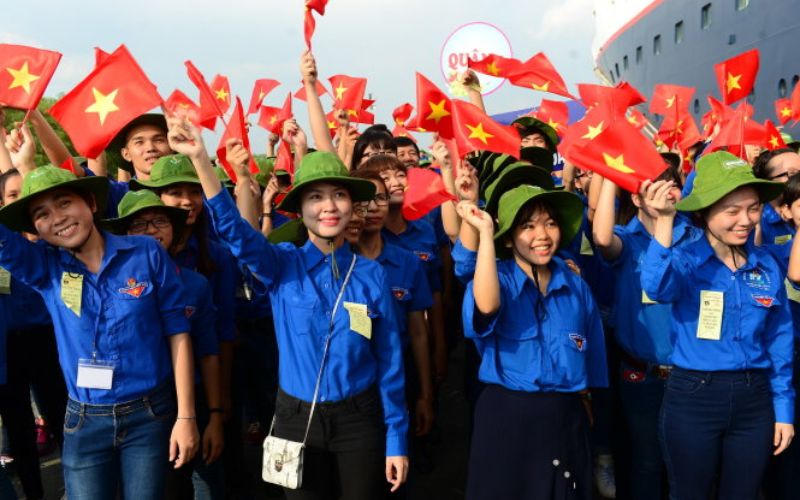 Thanh niên Việt Nam với huy hiệu Đoàn TNCS Hồ Chí Minh kỷ niệm ngày 26/3