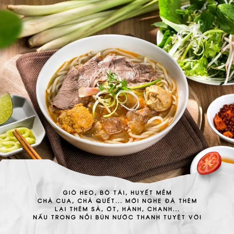 Bún bò Huế nghi ngút khói, món ăn tinh hoa của ẩm thực cố đô với nước dùng đậm đà.