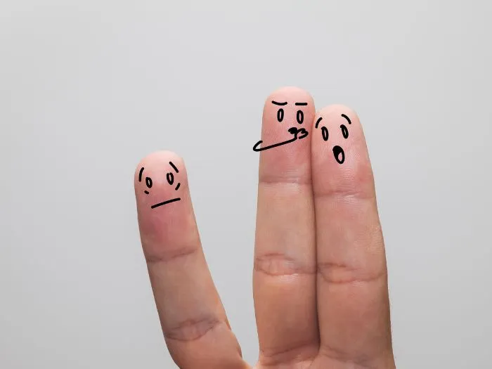Một cô gái có vẻ lo lắng, thể hiện tâm lý bất an và ghen tị - nguyên nhân sâu xa của hành vi Mean Girl.