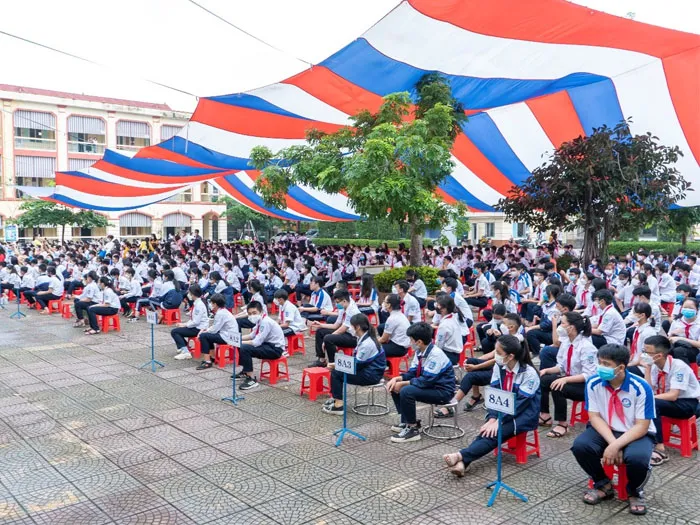 Hình ảnh tập thể học sinh và giáo viên trong buổi lễ bế giảng, thể hiện không khí trang trọng và vui tươi